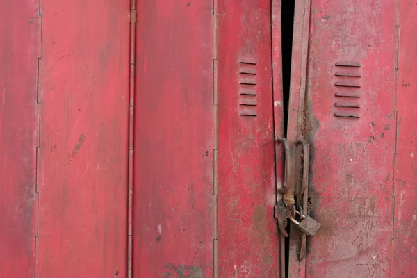 Красная дверь — стоковое фото