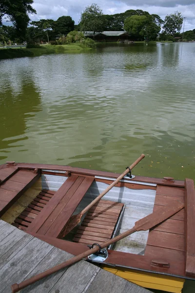 Βάρκα με κουπιά — Φωτογραφία Αρχείου