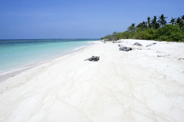 Plaży na bezludnej wyspie — Zdjęcie stockowe