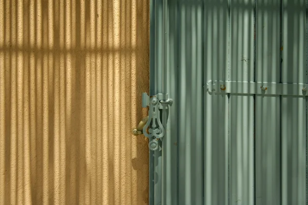 Grön dörr skuggor — Stockfoto