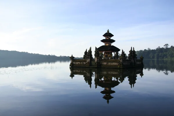 Jezioro świątyni — Zdjęcie stockowe