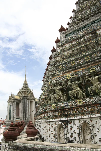 Wat arun templet av gryningen — Stockfoto