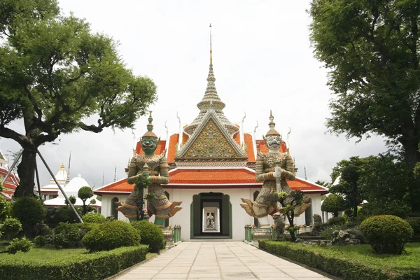 Wat arun templet i gryningen — Stockfoto