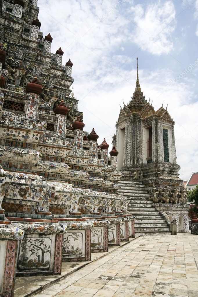 Wat arun temple of the dawn