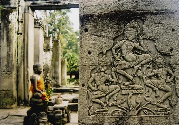 Angkor wat asparas muur houtsnijwerk — Stockfoto