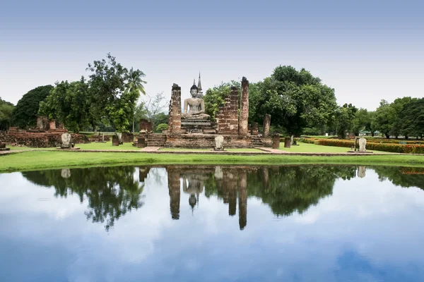 Sukhothai templo buddha reflexiones — Foto de Stock