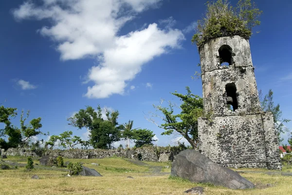 Cagsawa church ruins mayon volcano — Stock Photo, Image