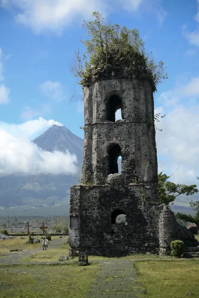 Mayon Vulkan Kirchenruine — Stockfoto