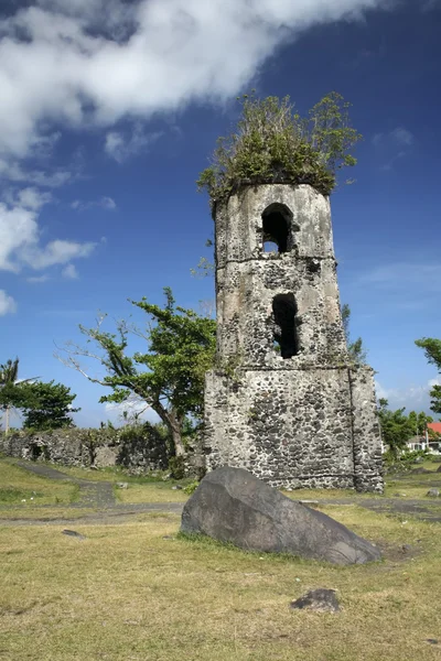 Mayon volcano Cagsawa kilise kalıntıları — Stok fotoğraf