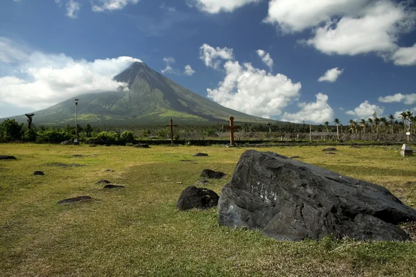 Zříceniny kostela sopka Mayona — Stock fotografie