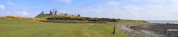 Dunstanburgh 城堡诺森伯兰海岸 — 图库照片