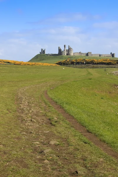 Dunstanburgh castle northumberland kusten — Stockfoto