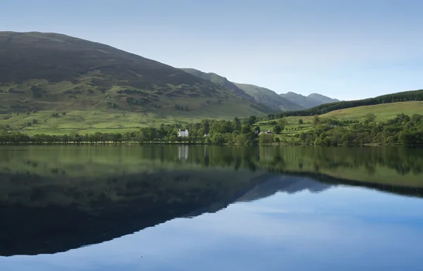 Jeziora Loch earn spokojne wody niebieski — Zdjęcie stockowe
