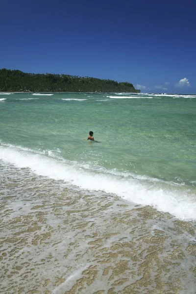 Niño pequeño playa tropical philippines — Foto de Stock