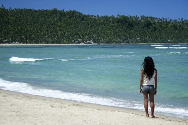 菲律宾热带沙滩女孩 — 图库照片