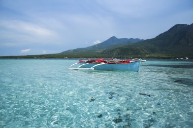 Banka filipino outrigger balıkçı gemisi mavi