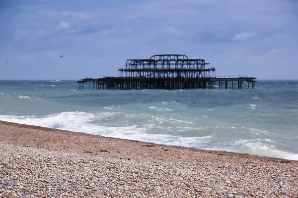 Brighton playa oeste muelle ruinas —  Fotos de Stock