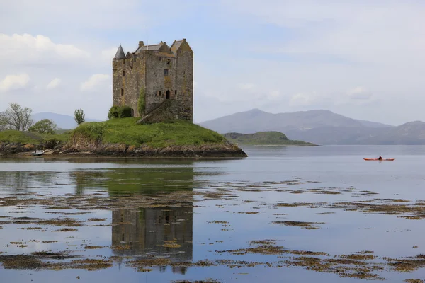 Kajak bada zamek stalker Szkocji — Zdjęcie stockowe