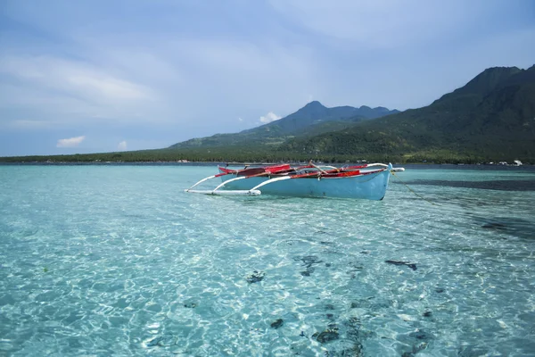 Blu banka filipino outrigger barca da pesca — Foto Stock