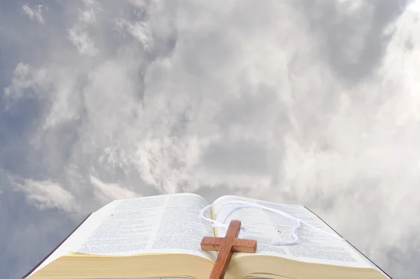 De Bijbel en de hemel — Stockfoto