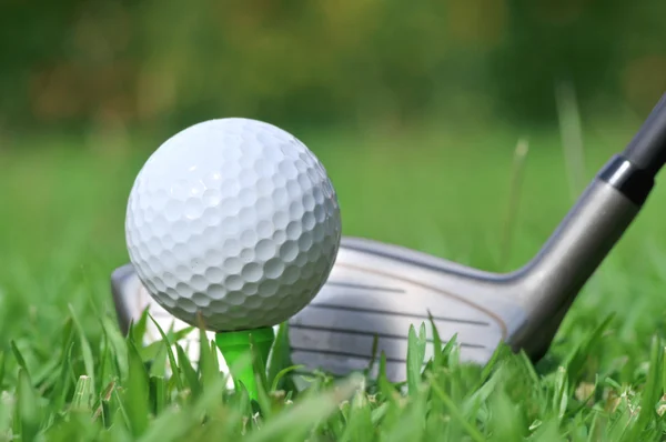 Bola de golfe e unidade — Fotografia de Stock