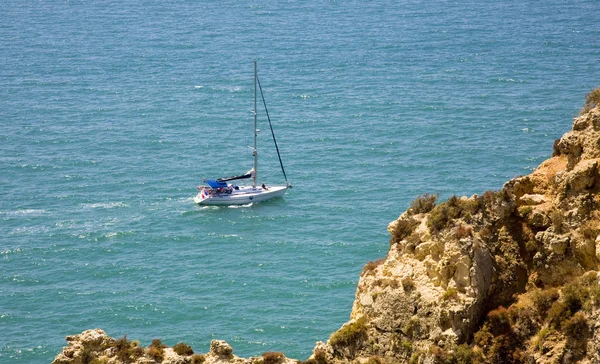 Boot in de buurt van de kust — Stockfoto