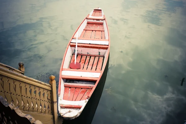 Човен на річці . Ліцензійні Стокові Зображення