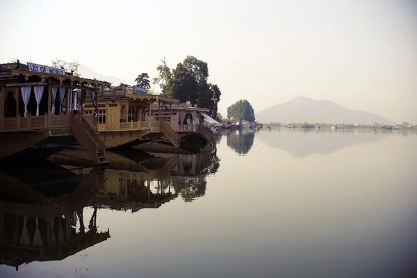 Озеро з плавучі дачі в Кашмір. Стокова Картинка
