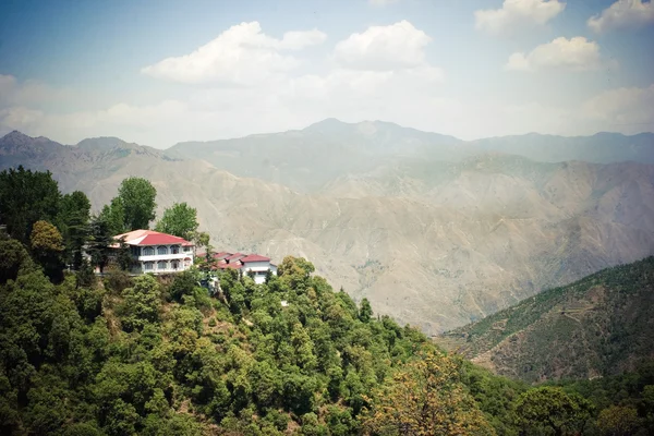 Grande casa sulla montagna in Himalaya . — Foto Stock