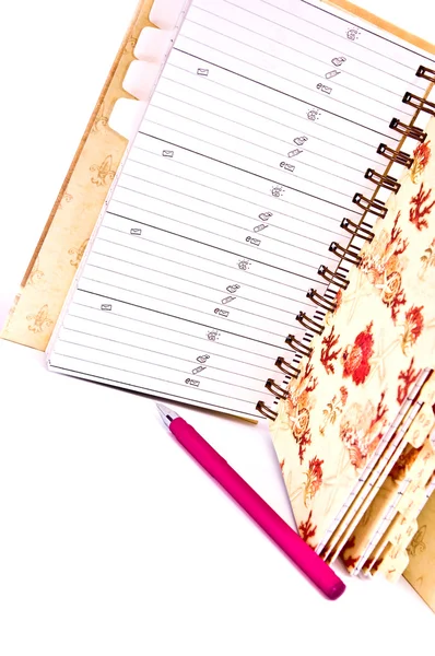 Dagboek en roze pen — Stockfoto