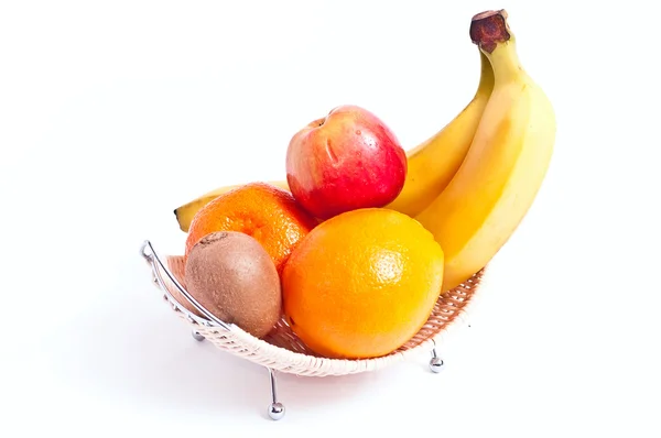 Много фруктов в корзине — стоковое фото