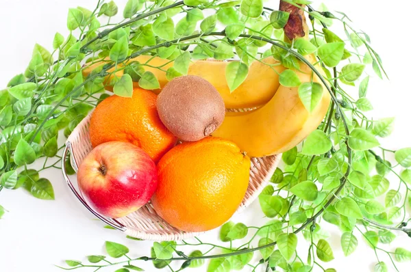 Fruit in mand — Stockfoto