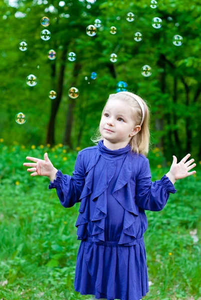 Meisje en zeepbellen — Stockfoto