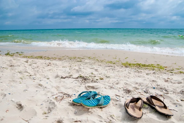 Buty w pobliżu morza — Zdjęcie stockowe