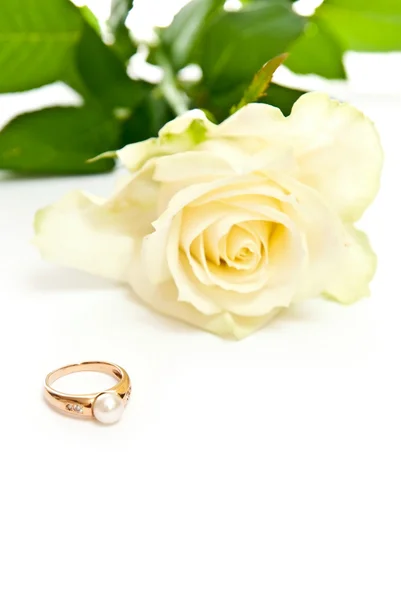 Pierścionek z perłą i róża — Zdjęcie stockowe