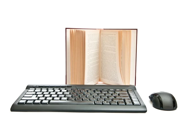 Мышь, клавиатура и книга — стоковое фото