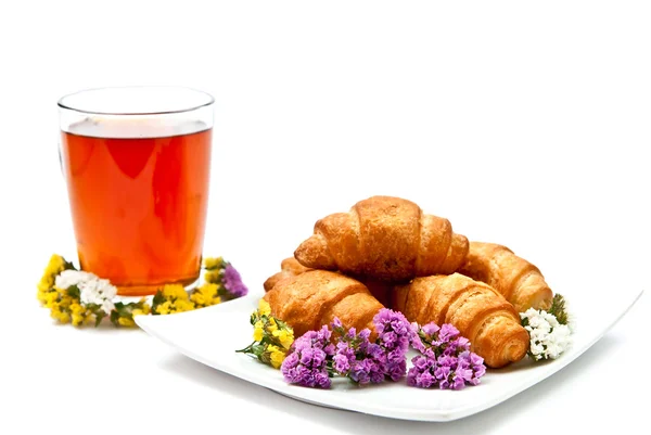 Croissanty a horký čaj — Stock fotografie