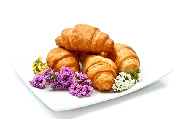 Croissant บนจาน — ภาพถ่ายสต็อก