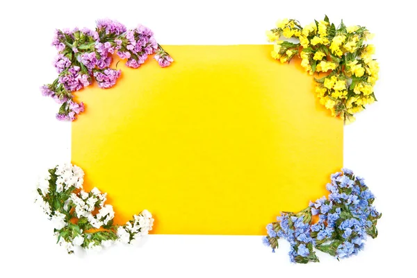 Κίτρινη κάρτα με λουλούδια — Φωτογραφία Αρχείου
