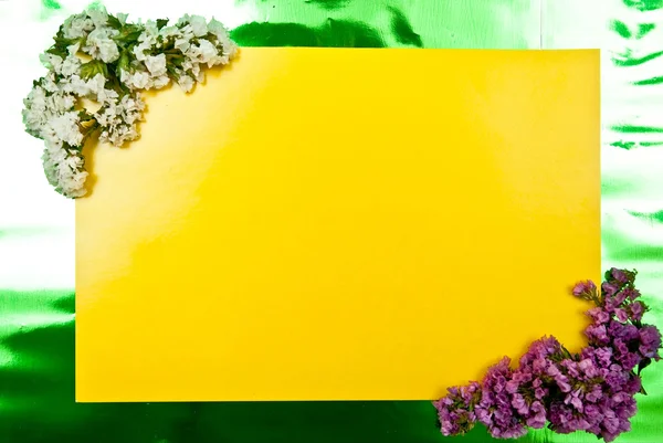 Желтая открытка — стоковое фото