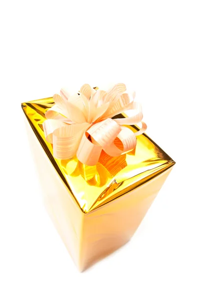 Dárková krabička v zlaté dekorace — Stock fotografie