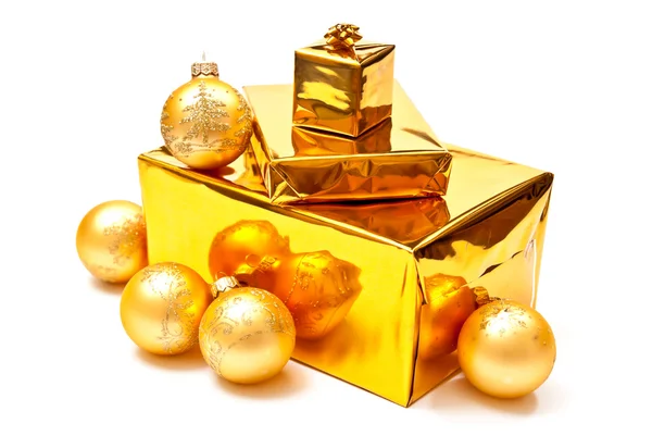 Dárky a vánoční koule — Stock fotografie