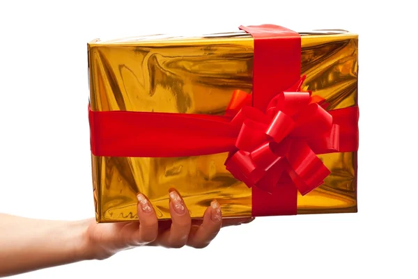 Femmina mano tenuta scatola regalo gialla — Foto Stock