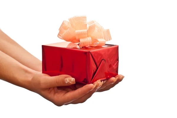 Frauenhände und rotes Geschenk — Stockfoto