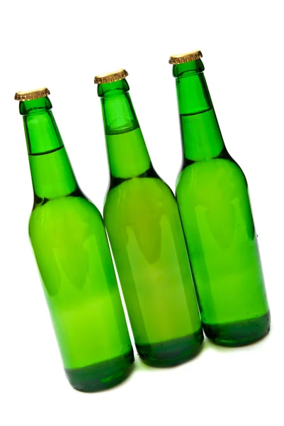 Свежее пиво в бутылках — стоковое фото