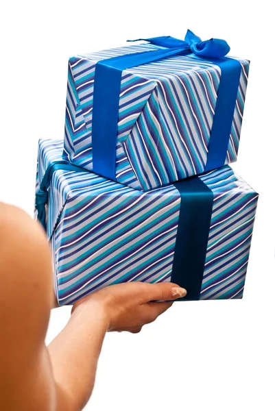 Blaue Geschenkboxen in den Händen — Stockfoto