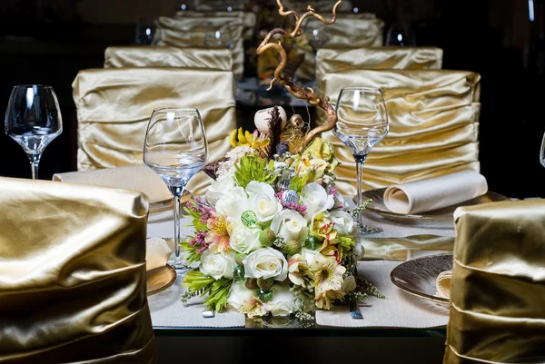 Dekorerade bordet i restaurangen — Stockfoto