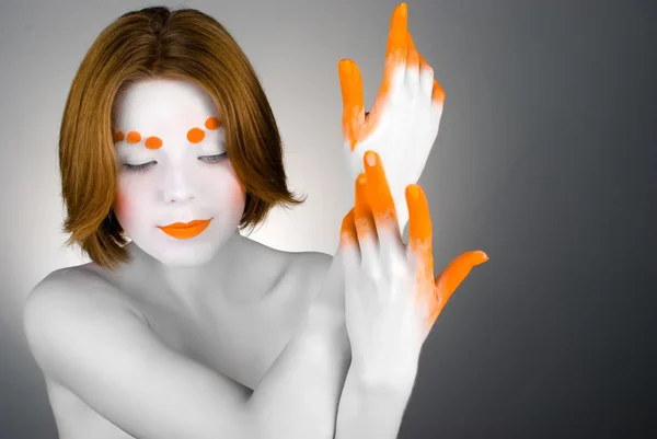 Оранжевая девушка — стоковое фото
