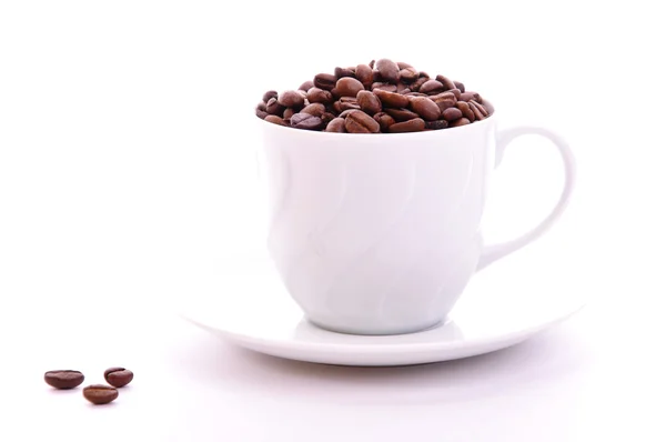 Tasse voller Kaffeebohnen — Stockfoto