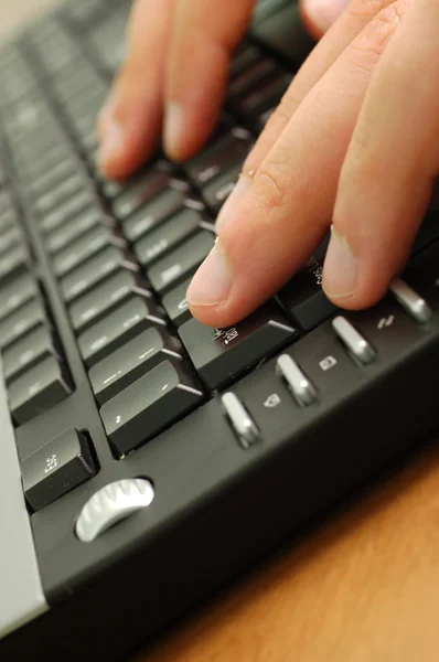 Manos masculinas en el teclado del ordenador —  Fotos de Stock